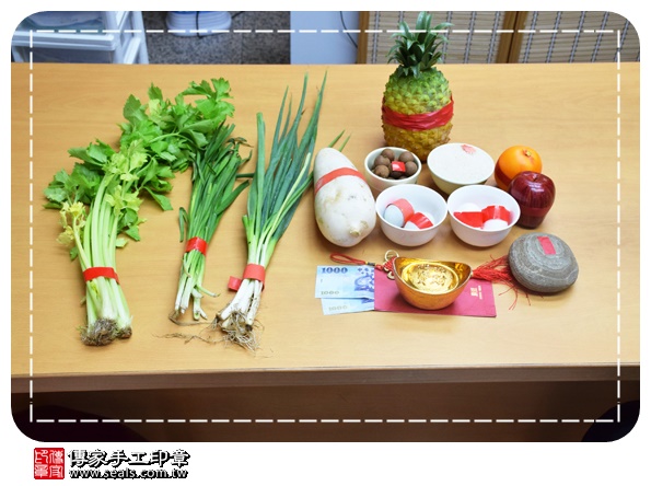 剃胎毛、滿月剃頭、嬰兒剃頭、嬰兒理髮、嬰兒剃髮、嬰兒剃胎毛、嬰兒滿月剃頭、寶寶剃頭、剃胎毛儀式、剃胎毛吉祥話、滿月剃頭儀式、滿月剃頭吉祥話、寶寶剃胎毛、寶寶滿月剃頭理髮、 台中市北區剃胎毛、台中市北區滿月剃頭、台中市北區嬰兒剃頭剃胎毛、台中市北區嬰兒理髮、台中市北區嬰兒剃髮、陳寶寶(台中市北區嬰兒寶寶滿月剃頭理髮、免費嬰兒剃胎毛儀式吉祥話)。中國風會場，爸媽寶貝免費穿「日中韓」古裝禮服。專業拍照、DVD光碟、證書。★購買「臍帶章、肚臍章、胎毛筆刷印章」贈送：剃頭、收涎、抓周，三選一。2015.12.26 照片1